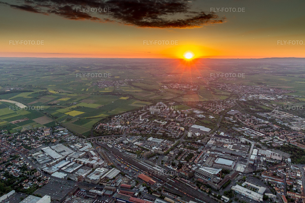 Luftbild: Sonnenuntergang über der Landschaft von Mainfranken in Schweinfurt im Bundesland Bayern in Deutschland. Foto: IMG_100249.jpg vom 26.05.2017 durch Werner Riehm/FLY-FOTO.de