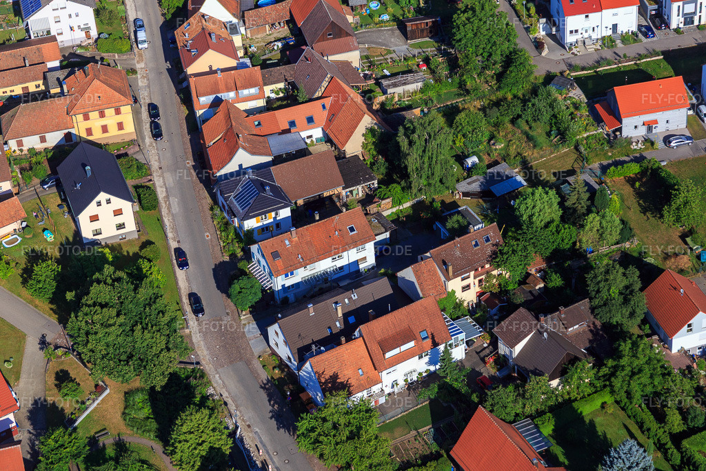 Luftbild: Lange Straße im Ortsteil Schluttenbach in Ettlingen im Bundesland Baden-Württemberg in Deutschland. Foto: IMG_084026.jpg vom 26.07.2015 durch Werner Riehm/FLY-FOTO.de