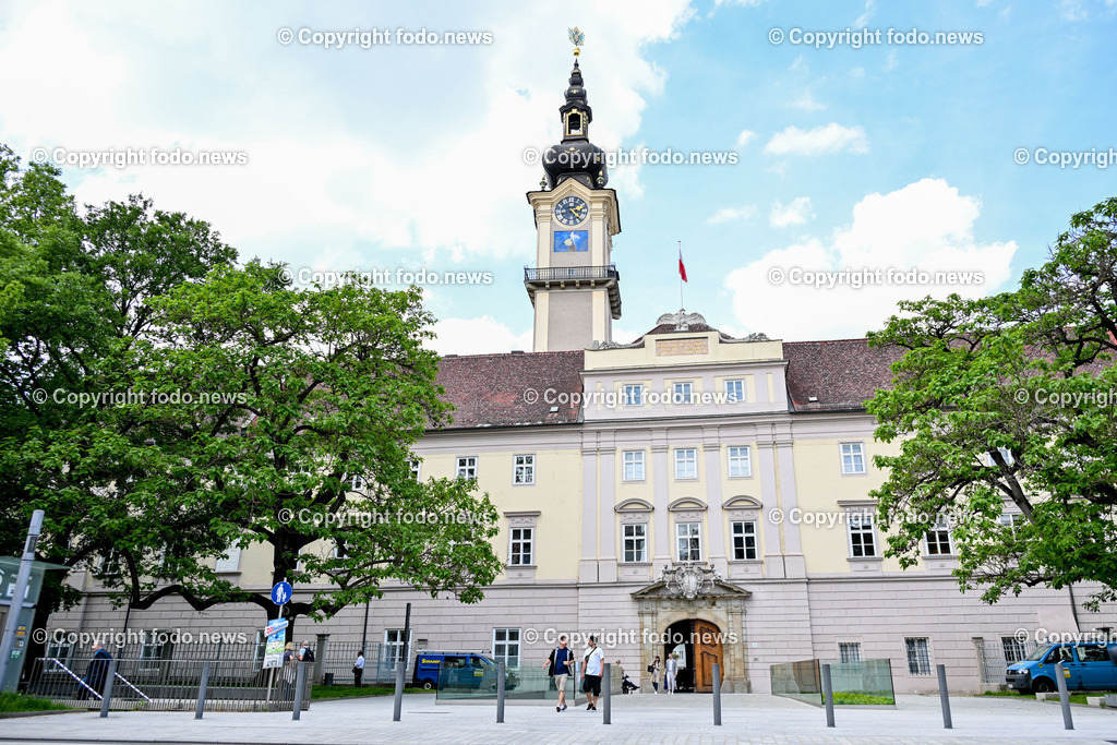 Landhaus Linz_ Sitz des Ooe Landtag_ 10.05.2024-2 | 10.05.2024, Linz, AUT, Promenade, im Bild Landhaus Linz, Sitz des Ooe Landtag, Landhausplatz, Gebaeude, Fahnen