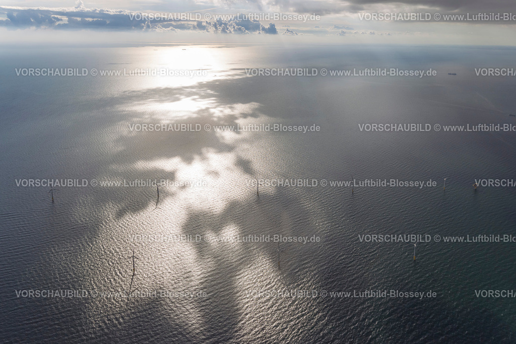 Zingst12082421OffShoreWindkraft | Windpark EnBW Baltic 1, Offshore-Windpark in der Ostsee vor der Küste Mecklenburg-Vorpommerns, nördlich der Halbinsel Fischland-Darß-Zingst, Wolkenschatten,  Windkraftwerk, Windenergie , Darßer Ort, Ostsee, Mecklenburg-Vorpommern, Deutschland, Europa