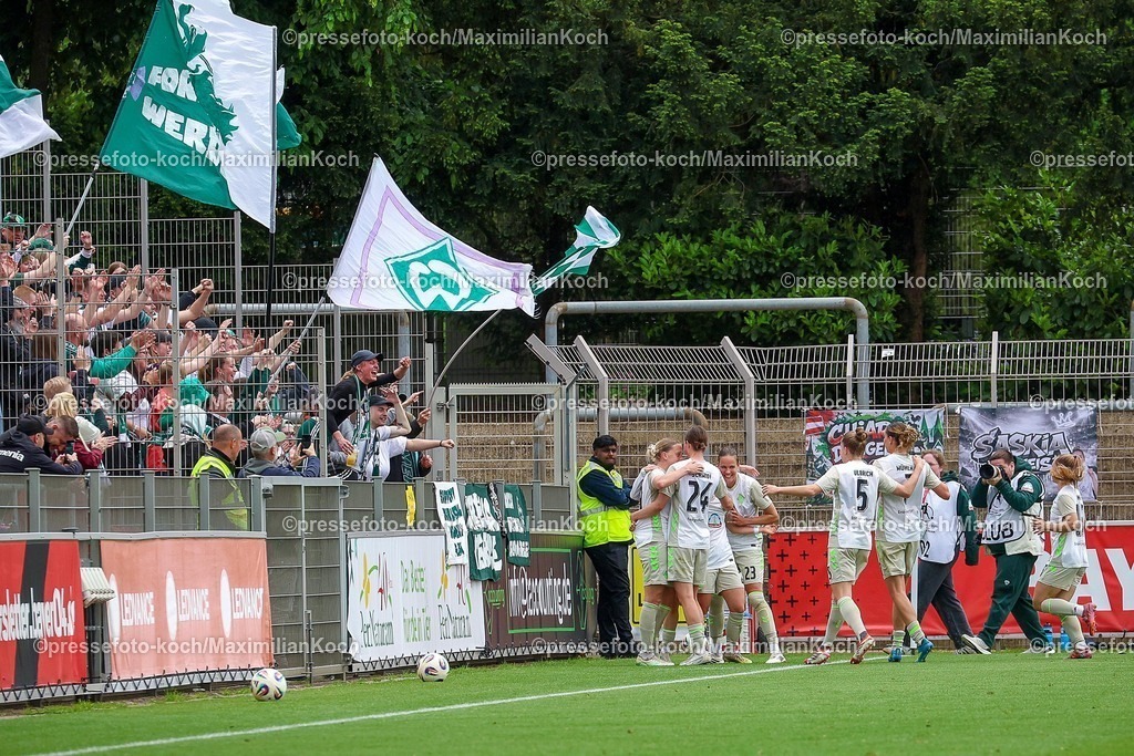 xsscx17052601035 | 17.05.2026, xsscx, Frauen Fussball, Bayer 04 Leverkusen - Werder Bremen, 1. Fussball Bundesliga, 26. Spieltag, Ulrich-Haberland-Stadion, Saison 2025 2026: Torjubel mit den Fans von Werder Bremen nach dem Tor zum 1:3 durch Torschützin Lina Hausicke (Werder Bremen #18) DFB regulations prohibit any use of photographs as image sequences and or quasi-video. Photo: xSandraxScherningxPressefotoKochx