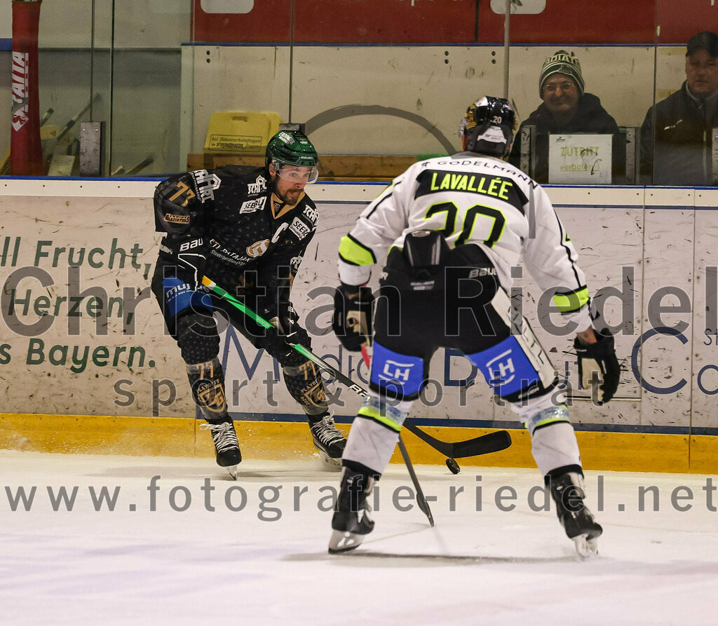 2024-03-01_088_TSV_Erding_gegen_ERSC_Amberg | Erding, Deutschland, 01.03.2024:
Eishockey, Bayernliga Playoffs 2023 / 2024, 5. Spieltag, TSV Erding gegen ERSC Amberg, Endergebnis: 9:0

Philipp Michl (Erding Gladiators, #77), Kevin Lavallee (ERSC Amberg, #20)

Foto: Christian Riedel / fotografie-riedel.net