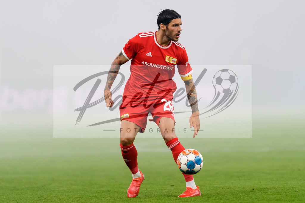 FCUKUO20210826_151 | Fussball, Herren: Christopher Trimmel (1.FC Union Berlin) in Aktion, am Ball, Einzelaktion beim Spiel der UEFA Conference League zwischen 1. FC Union Berlin und Kuopion PS im Olympiastadion am 26.08.2021 in Berlin, Deutschland. - Realisiert mit Pictrs.com