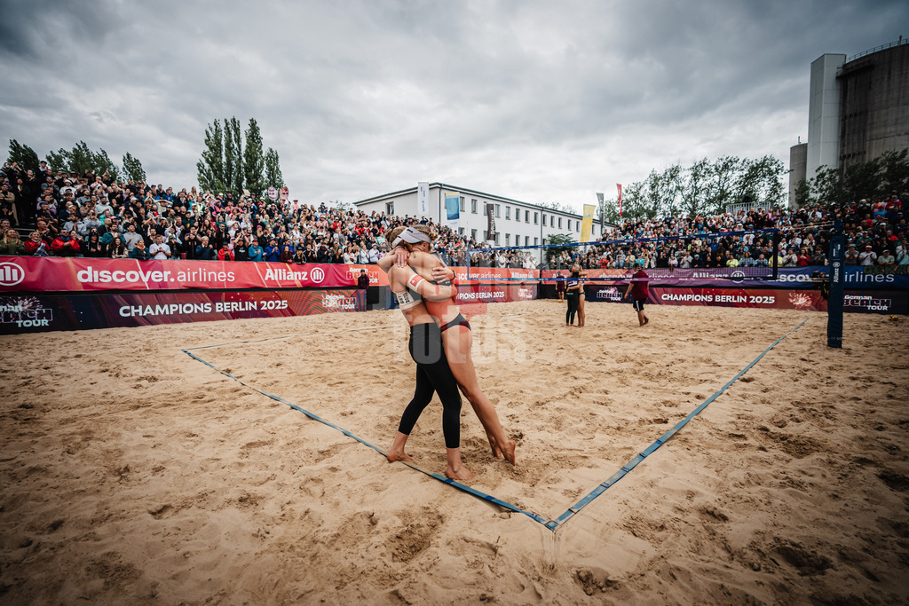 Beachvolleyball | Frauen | Allianz German Beach Tour 2025 | Tourstop Berlin | 24.08.2025 | v.l. Lea Kunst und Melanie Paul jubeln nach dem Turniersieg