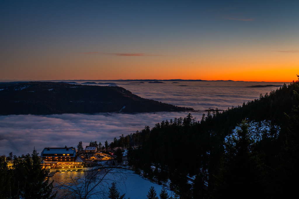 Mummelsee | Ausblick auf der Hornisgrinde zum Mummelsee, am Horizont sind einige Alpengipfel zu sehen. - Realisiert mit Pictrs.com
