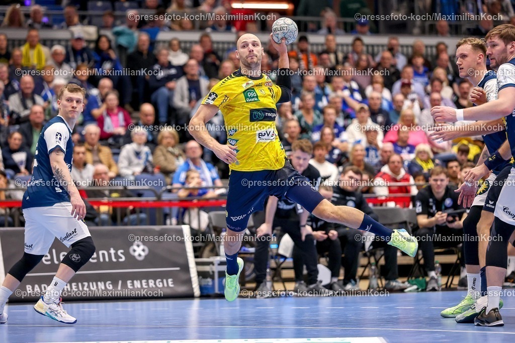 BHC16112501064 | 16.11.2025, Handball, HBL, Bergischer HC - Rhein-Neckar Löwen, Mitsubishi Electric HALLE Düsseldorf: Lukas Sandell (Rhein-Neckar Löwen #11) wirft auf das Tor 