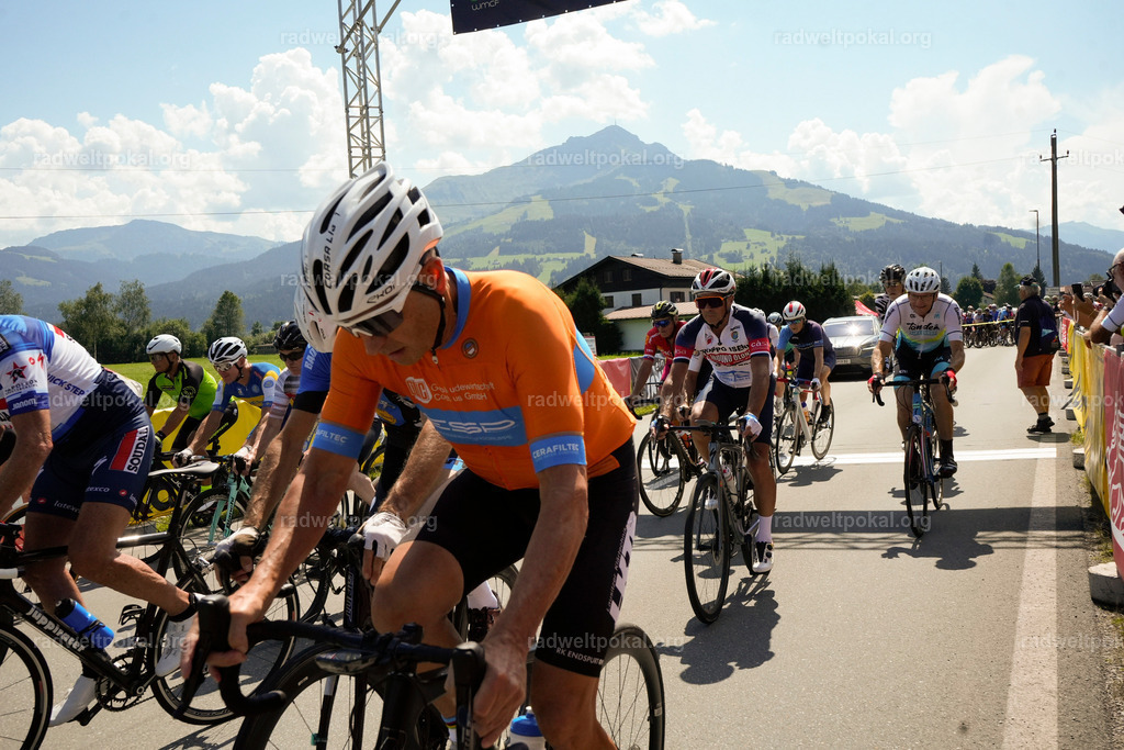 468_20230817_Bewerb_Maenner_Muehlanger | AUT - OESTERREICH, 2023-08-16: SPORT RENNRAD-FAHREN - 55. INTERNATIONALER RADWELTPOKAL IN ST. JOHANN IN TIROL  - Vintage-Radrennen mit WM-Bronze-Medaillen-Siegerin Christina Schweinberger, den Teilnehmer und Alexander Baumann (vom Orginastions-Team) - TAG 2 BEWERB MAENNER IN SECHS GRUPPEN  ; Foto: Roland Muehlanger