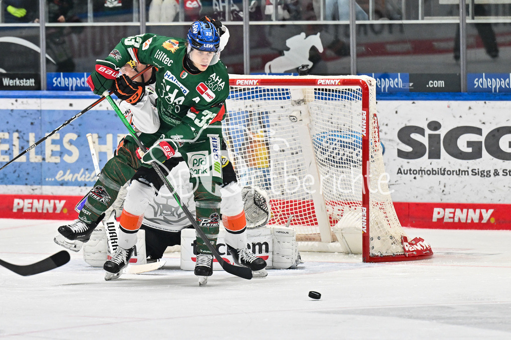 Augsburger Panther - Löwen Frankfurt | AUGSBURG, GERMANY - 16. JANUARY: hier versucht Tim WOHLGEMUTH (Augsburger Panther 33) den Puck vor Dustin TOKARSKI (Löwen Frankfurt 47) noch abzufälschen während dem Match zwischen den Augsburger Panthern und den Löwen Frankfurt am 40. Spieltag der penny DEL im Curt Frenzel Stadion