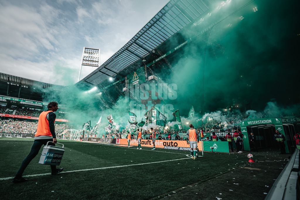 Fußball | Männer | Saison 2025/2026 | 1. Fußball-Bundesliga | 30. Spieltag | SV Werder Bremen vs. Hamburger SV | 18.04.2026 | Pyrotechnik Rauchtöpfe im Fanblock von Werder
