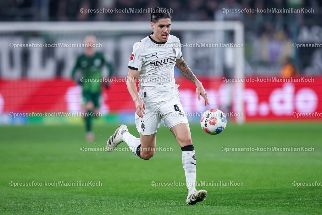 BMG13122502153 | 13.12.2025, Fußball, Borussia Mönchengladbach - VfL Wolfsburg, 1. Fußball Bundesliga, 14.Spieltag, Borussia-Park, Saison 2025 2026: Kevin Diks&nbsp;(Borussia Mönchengladbach #04)  DFB regulations prohibit any use of photographs as image sequences and or quasi-video.