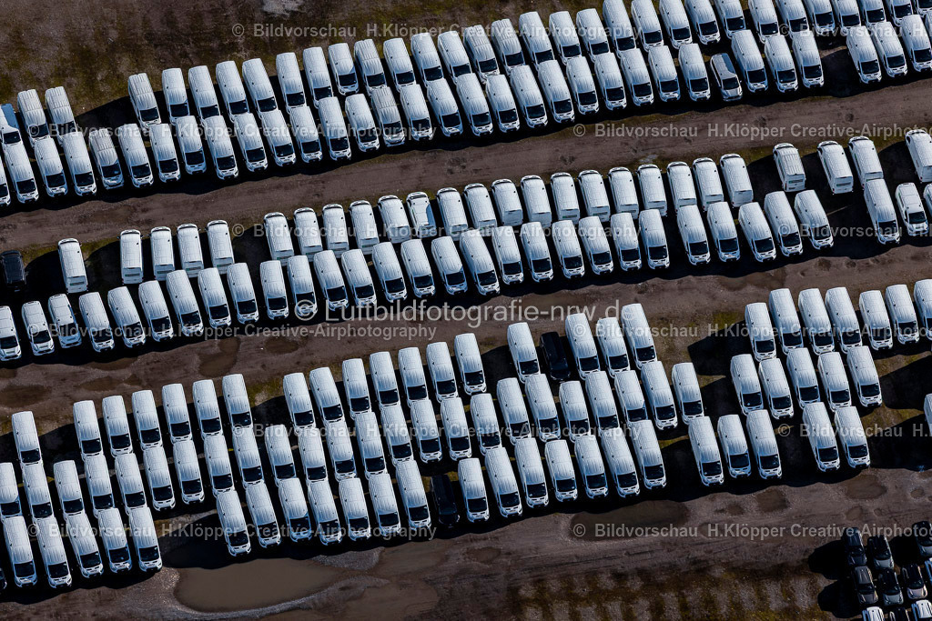 Luftbilder Neuss -6722 | Luftbildfotografie Automobile - Personenkraftwagen auf den Abstellflächen im Freigelände an der Floßhafenstraße in Neuss - Realized with Pictrs.com