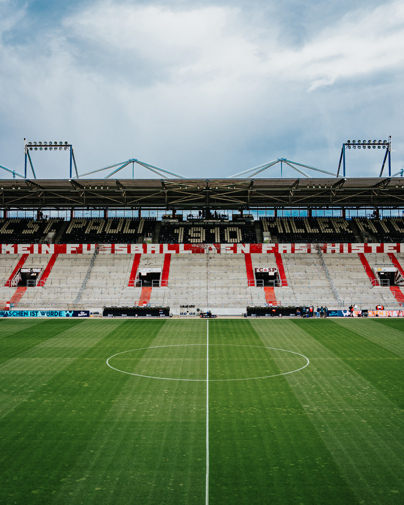 FCSP_YD-4105 | Der offizielle Shop für FC St. Pauli Fotos. Wähle aus Spielszenen & Fanmomenten dein FCSP Wunschformat. Wir liefern Millerntor-Atmosphäre.
