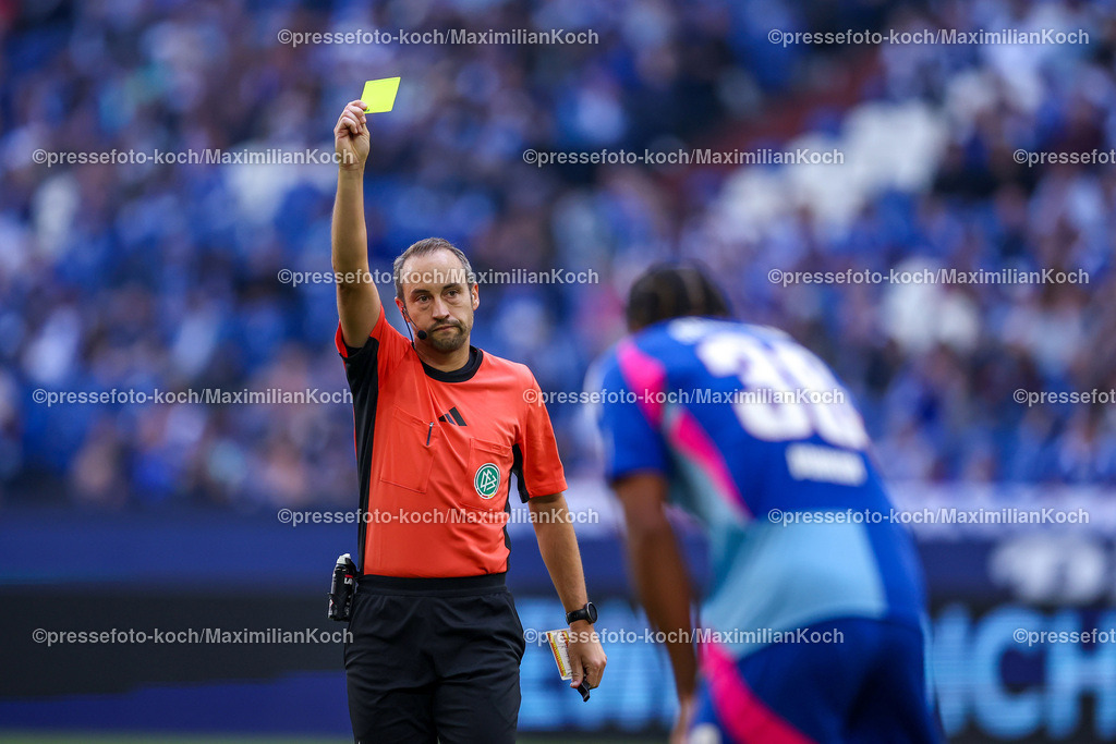 Schalke26102402224 | 26.10.2024, Fußball, FC Schalke 04 - SpVgg Greuther Fürth, 2. Fußball Bundesliga, Veltins-Arena Gelsenkirchen, Saison 2024 2025: Schiedsrichter Patrick Alt zeigt Anton Donkor (Schalke04 #30) die gelbe KarteDFB regulations prohibit any use of photographs as image sequences and or quasi-video.