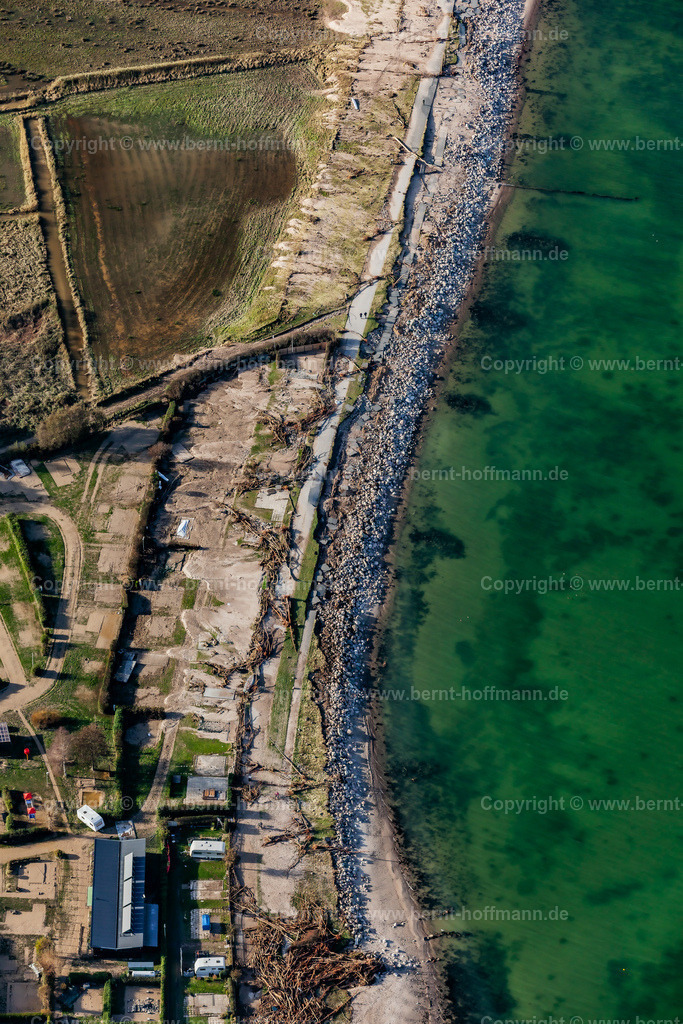 PLB_6557mod_Westerholz_Promenade_80x120 | LUFTBILD. Westerholz - zerstörte Strandpromenade. __ Der Oststurm beschädigte großräumig die Promenade und hinterließ enorm viel Schwemmgut auf und vor dem Campingplatz. - Realisiert mit Pictrs.com
