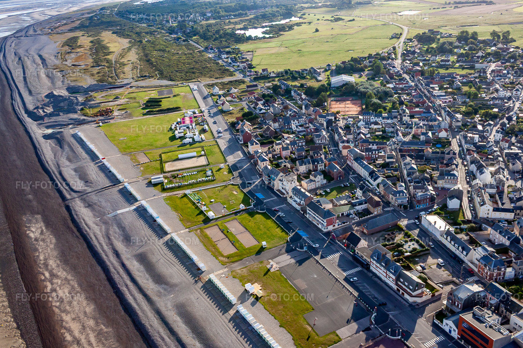 Aerial view: Beach huts of Cayeux in Cayeux-sur-Mer in the state Somme, France.Photo: IMG_70913.jpg taken on 08/24/2014 by Werner Riehm/FLY-FOTO.comResolution of the original: 4578 x 3052 px