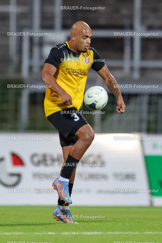SB_KFCBAU_20250815_5581.JPG -  - KFC Uerdingen - SF Baumberg - Oberliga Niederrhein | Krefeld, Deutschland, 15.08.25: Anthony Oscasindas (KFC Uerdingen) in Aktion, am Ball, Einzelaktion während des Oberliga Niederrhein Spiels zwischen KFC Uerdingen - SF Baumberg in der Grotenburg Stadion am 15. August 2025 in Krefeld, Deutschland. (Foto von Stefan Brauer/Brauer-Fotoagentur)