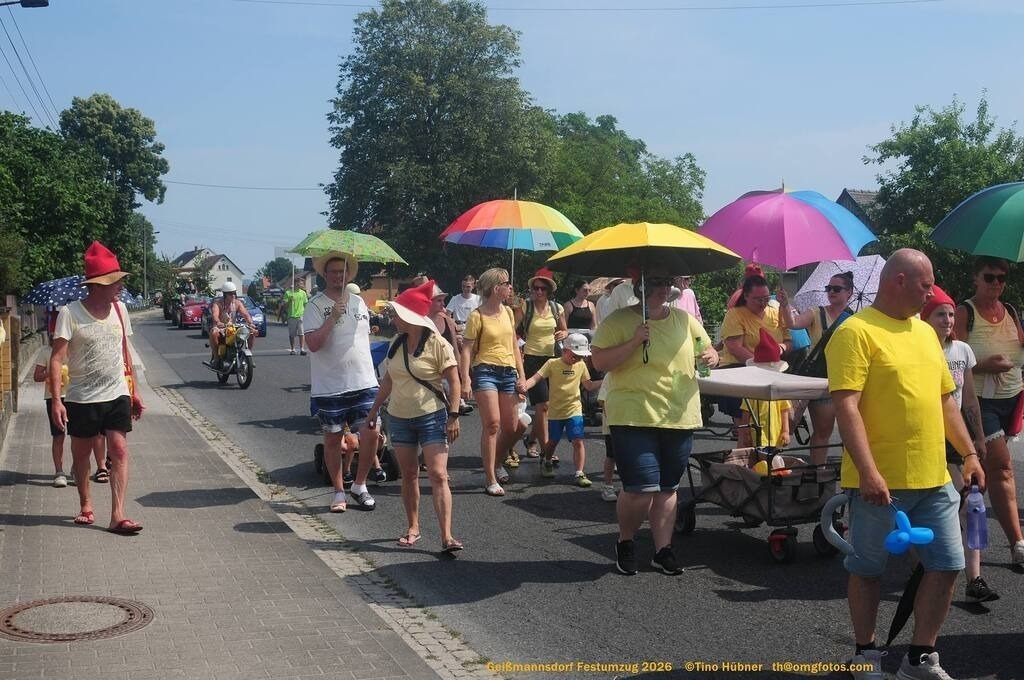 Geißmannsdorf-2026-Festumzug-148 | Festumzug in Geißmannsdorf bei Bischofswerda im Juni 2026. Fotografische Eindrücke und Momentaufnahmen vom Festumzug anläßlich des 800-jährigen Bestehens von Geißmannsdorf - mit Teilnehmern und Gästen, Strohpuppen und geschmückten Vorgärten und Grundstücken - Realisiert mit Pictrs.com
