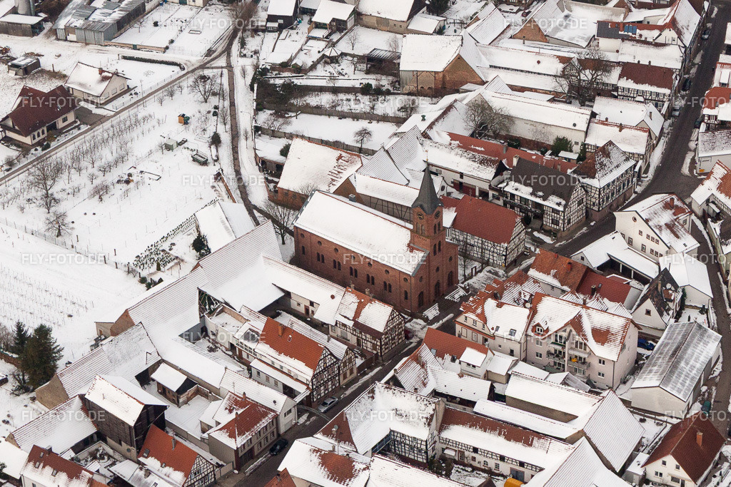 Winterlich schneebedeckte Kirchengebäude der evangelischen Kirche in der Dorfmitte | Luftbild: Winterlich schneebedeckte Kirchengebäude der evangelischen Kirche in der Dorfmitte in Steinweiler im Bundesland Rheinland-Pfalz in Deutschland. Foto: IMG_23801.jpg vom 16.01.2010 durch Werner Riehm/FLY-FOTO.de - Realisiert mit Pictrs.com