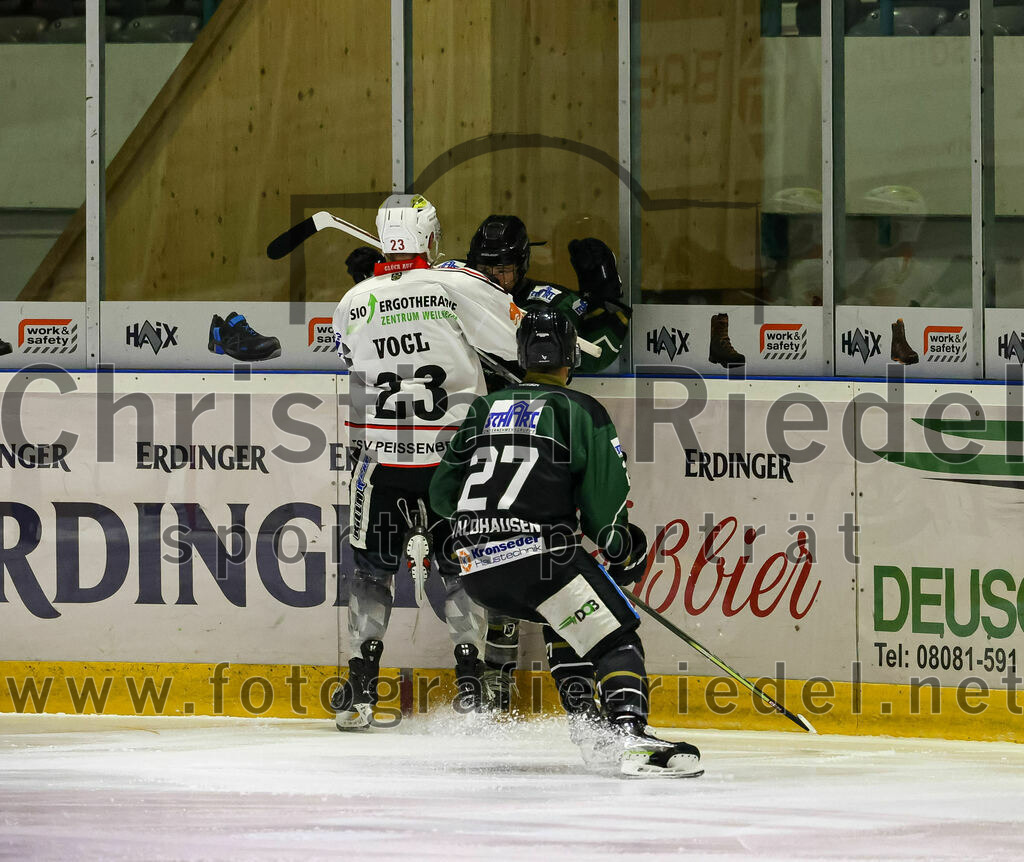2022-11-04_029_Eishockey_TSV_Erding_gegen_TSV_Peissenberg | Erding, Deutschland, 04.11.2022:
Eishockey, Bayernliga 2022 / 2023, 10. Spieltag, TSV Erding gegen TSV Peißenberg, Endergebnis: 4:3

Dejan Vogl (TSV Peissenberg, #23), Mark Waldhausen (Erding Gladiators, #27)

Foto: Christian Riedel / fotografie-riedel.net