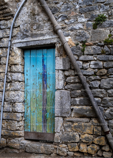 Türkisfarbene Tür | Streetfotografie aus der Ardeche