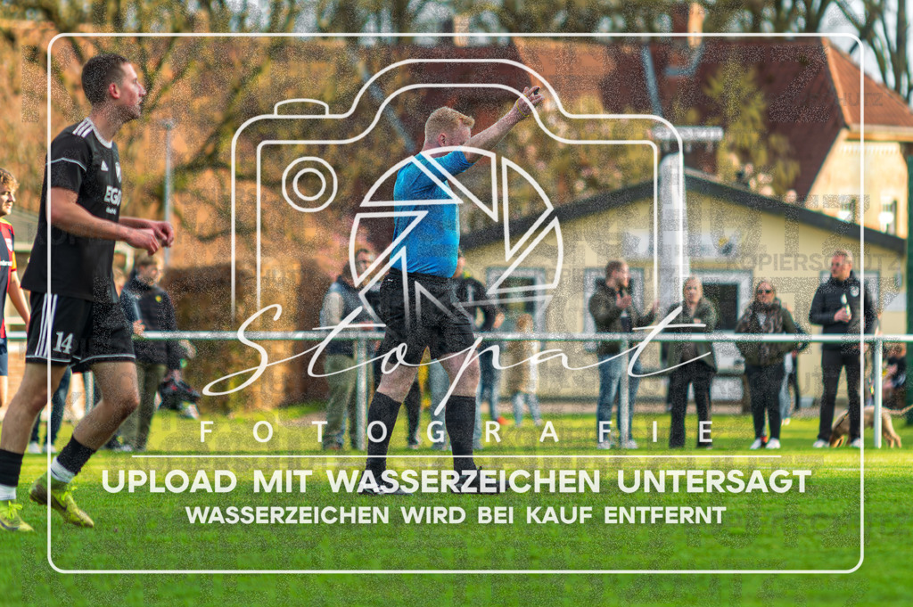 FGFSSGN-1008 | David Grabowski (Schiedsrichter) beim Herren 3. Kreisklasse HK Spiel zwischen FG Fulde-Stellichte II und SG Nordheide III im Fulder Zentralstadion, Fulde (Simon Paul Stopat) - Realisiert mit Pictrs.com