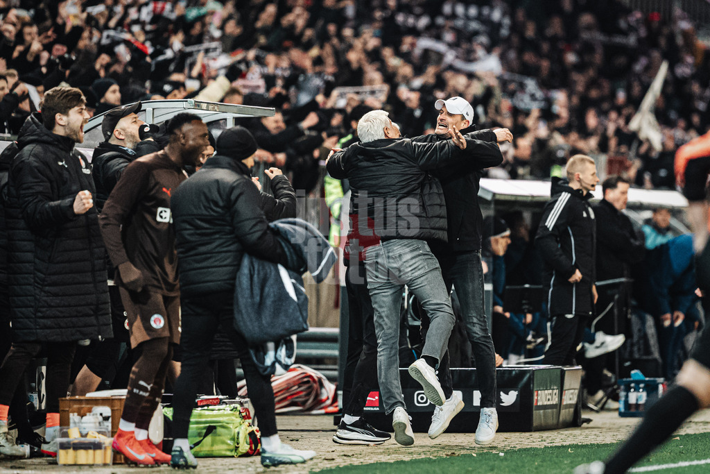 Fußball | Männer | Saison 2024/2025  | Fußball-Bundesliga | 26. Spieltag | FC St. Pauli vs. TSG Hoffenheim | 14.03.2025 | Schlussjubel Trainer Alexander Blessin (FC St. Pauli) springt in die Arme von Andreas Bornemann nach dem Sieg