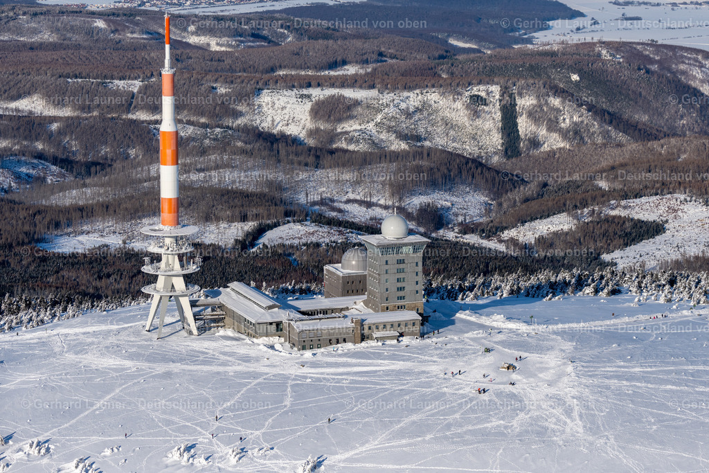 4044896 | SCHIERKE 14.02.2021 Winterlich schneebedeckte Funkturm und Sendeanlage auf der Kuppe des Brocken im Harz in Schierke im Bundesland Sachsen-Anhalt, Deutschland. Weiterführende Informationen bei: DFMG Deutsche Funkturm GmbH,  Deutscher Wetterdienst DWD. // Wintry snowy radio tower and transmitter on the crest of the mountain range Brocken in Harz in Schierke in the state Saxony-Anhalt, Germany. Further information at: DFMG Deutsche Funkturm GmbH,  Deutscher Wetterdienst DWD. Foto: Gerhard Launer