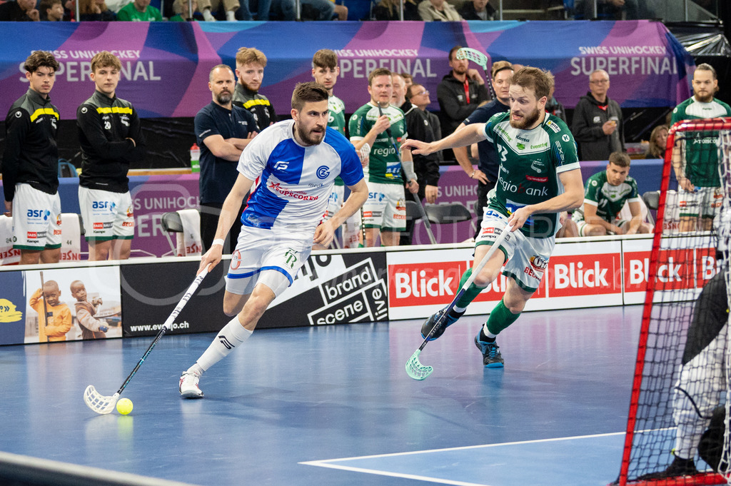 SV Wiler-Ersigen vs GC Unihockey - 23. April 2022 | SV Wiler-Ersigen vs GC Unihockey
Stimo Arena, Kloten
#21 Paolo Riedi (GC Unihockey) gegen #73 Andrin Hollenstein (SV Wiler-Ersigen).
Bild: Sportfotografie Markus Aeschimann | www.markus-aeschimann.ch - Realisiert mit Pictrs.com