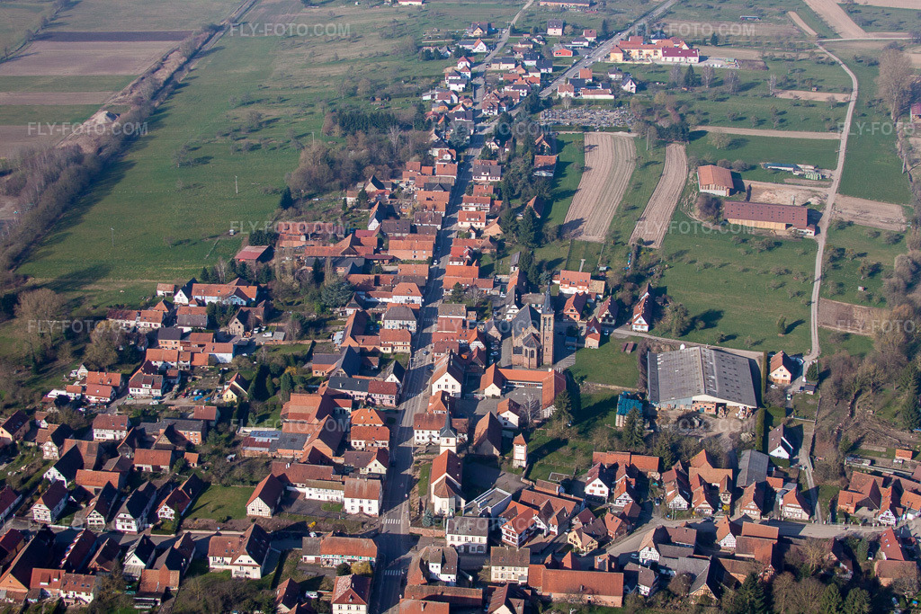 Aerial view: View of the town in Betschdorf in the state Bas-Rhin, France.Photo: IMG_62742.jpg taken on 03/09/2014 by Werner Riehm/FLY-FOTO.comResolution of the original: 4752 x 3168 px