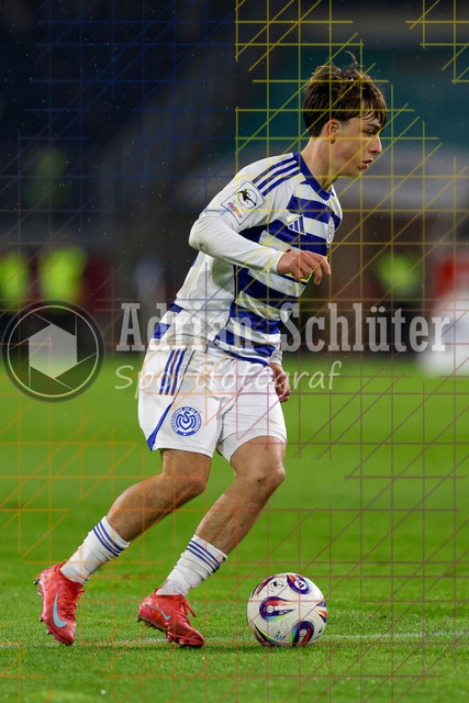MSV Duisburg vs Rot-Weiss Essen - 3. Liga | Duisburg, Deutschland, 26.10.25:   Jan-Simon Symalla (MSV Duisburg) in Aktion am Ball, Einzelaktion waehrend des Spiels der 3. Liga MSV Duisburg vs Rot-Weiss Essen in der schauinsland-reisen-arena(Foto von Brauer-Fotoagentur / Adrian Schlueter)