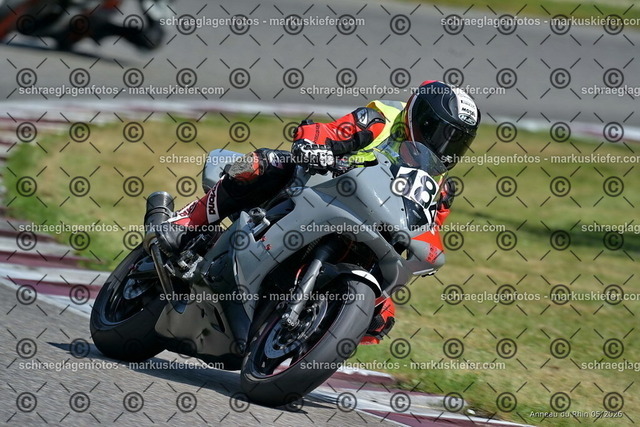 26BT02-1580 | markuskiefer.com - Realisiert mit Pictrs.com