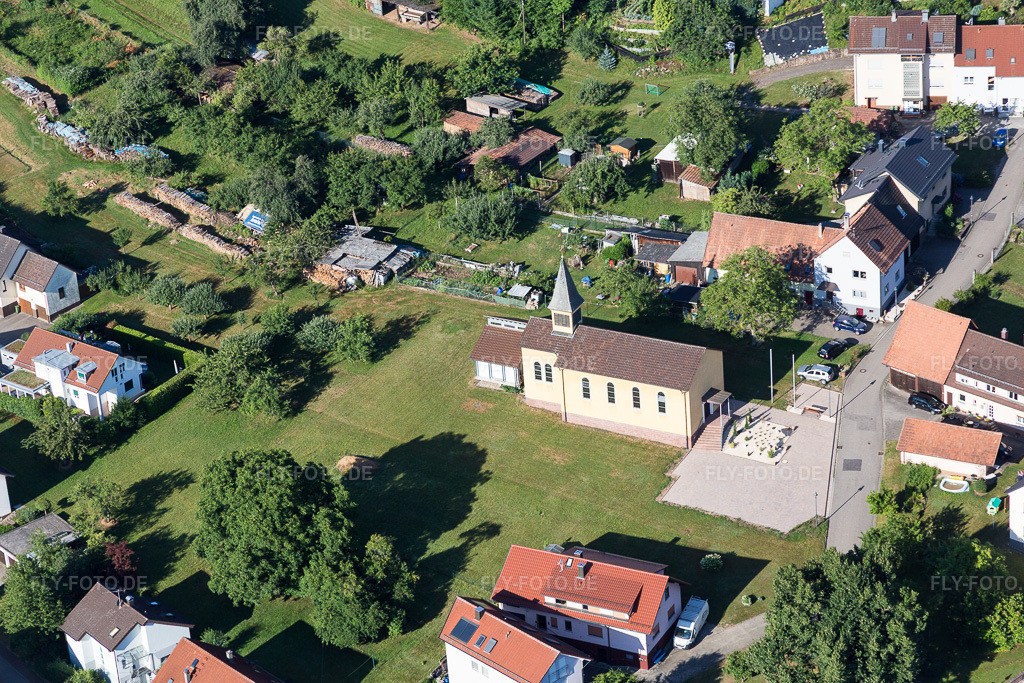 Luftbild: Kirchengebäude in Schluttenbach im Ortsteil Schluttenbach in Ettlingen im Bundesland Baden-Württemberg in Deutschland. Foto: IMG_084022.jpg vom 26.07.2015 durch Werner Riehm/FLY-FOTO.de