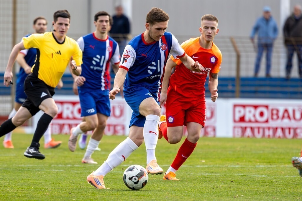 Fußball, Oberliga Baden-Württemberg 2025/26, 21. Spieltag: VfR Mannheim gegen FC Nöttingen | Fußball, Oberliga Baden-Württemberg 2025/26, 21. Spieltag: VfR Mannheim gegen FC Nöttingen***Am Ball: Pasqual Pander (18, VfR Mannheim) - Realisiert mit Pictrs.com