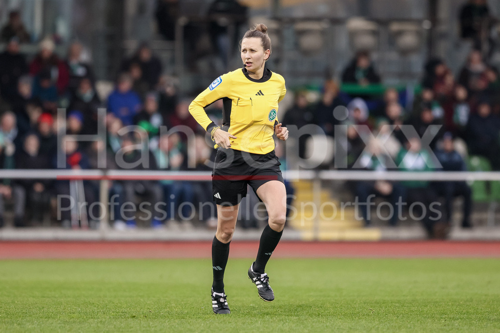 Fussball, Google Pixel Frauen-Bundesliga, SV Werder Bremen - SC Freiburg | v.li.: Schiedsrichterin Sina Diekmann, DIE DFB-RICHTLINIEN UNTERSAGEN JEGLICHE NUTZUNG VON FOTOS ALS SEQUENZBILDER UND/ODER VIDEOÄHNLICHE FOTOSTRECKEN. DFB REGULATIONS PROHIBIT ANY USE OF PHOTOGRAPHS AS IMAGE SEQUENCES AND/OR QUASI-VIDEO.