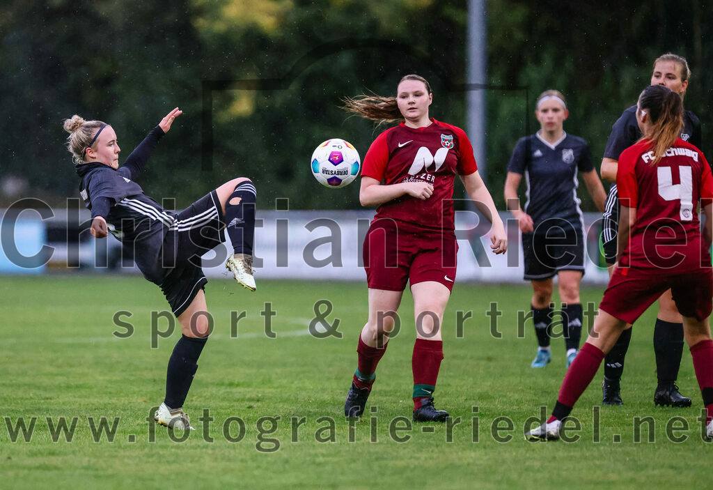 2023-10-14_046_FC_Schwaig_gegen_SV_Schechen | Oberding, Deutschland, 14.10.2023:
Fußball, Bezirksliga 2023 / 2024, 6. Spieltag, FC Schwaig gegen SV Schechen, Endergebnis: 4:3

Antonia Schaible (SV Schechen, #18), Rebecca Wirl (FC Schwaig, #12)

Foto: Christian Riedel / fotografie-riedel.net