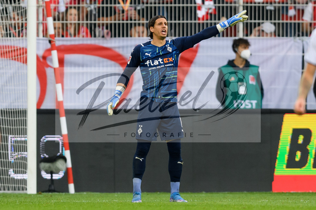 FCUBMG20210829_228 | Fussball, Herren: Torwart Yann Sommer (Borussia Moenchengladbach) gestikuliert beim Spiel der 1. Bundesliga zwischen 1. FC Union Berlin und Borussia Moenchengladbach im Stadion An der Alten Foersterei am 29.08.2021 in Berlin, Deutschland. - Realisiert mit Pictrs.com