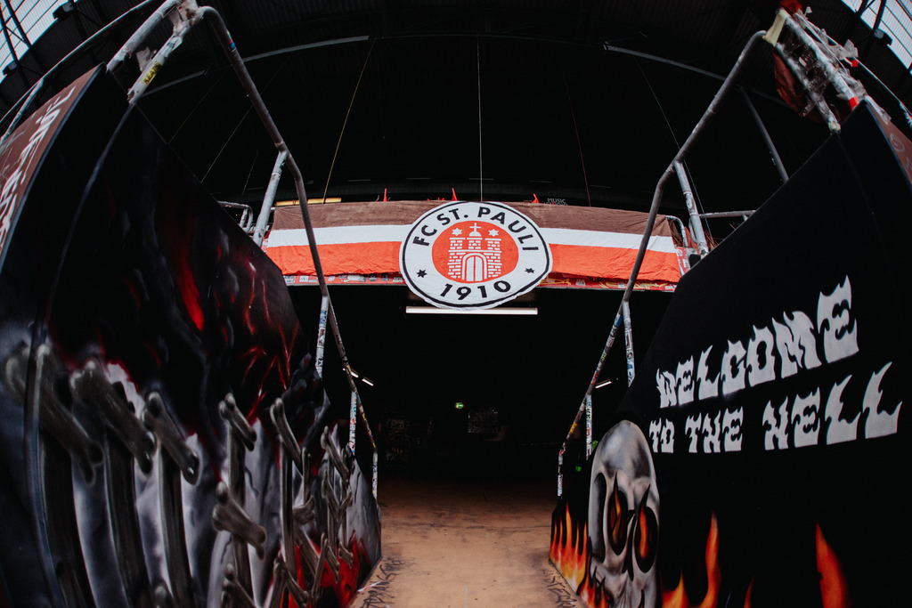 IMG_4662 | Der offizielle Shop für FC St. Pauli Fotos. Wähle aus Spielszenen & Fanmomenten dein FCSP Wunschformat. Wir liefern Millerntor-Atmosphäre.