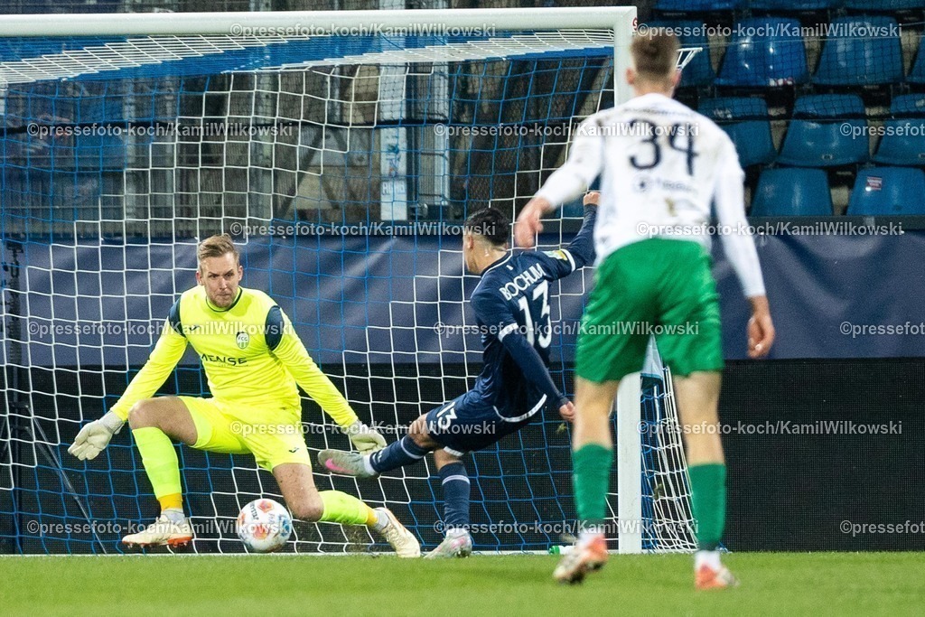 xKWIx23112501016 | 23.11.2025, xkwix, Fußball, Regionalliga West, VfL Bochum 1848 U21 - FC Gütersloh, Vonovia Ruhrstadion: Torschuss zum 1:0 durch Ciwan Günes (VfL Bochum U21 #13)
