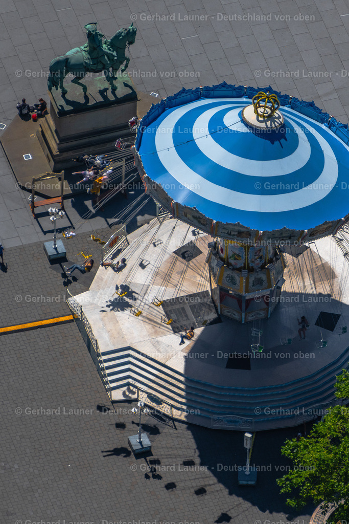 4035929 | BRAUNSCHWEIG 31.07.2020 Fahrgeschäft am Denkmal "Herzog Karl Wilhelm Ferdinand" am Schloßplatz in Braunschweig im Bundesland Niedersachsen, Deutschland. // Amusement ride at the monument "Herzog Karl Wilhelm Ferdinand" in Brunswick in the state Lower Saxony, Germany. Foto: Gerhard Launer