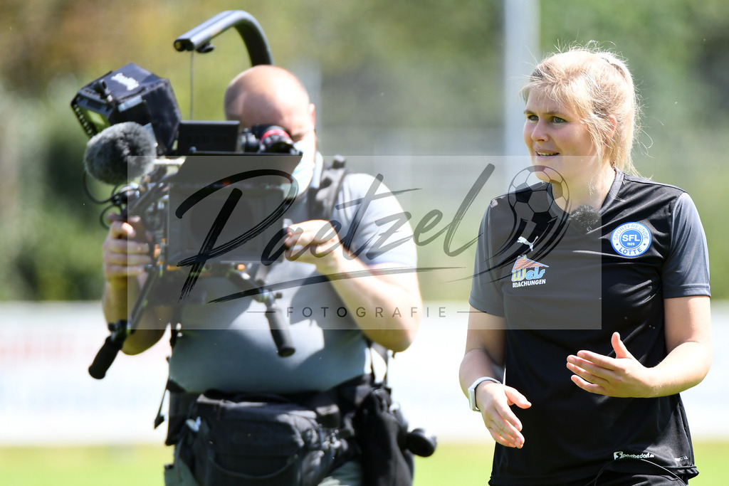TRASFL20200713_0089 | Fussball, Herren: Trainerin Imke Wuebbenhorst (SF Lotte) schaut bei der Trainingseinheit von SF Lotte im Sportpark am Lotter Kreuz am 13.07.2020 in Lotte, Deutschland. - Realisiert mit Pictrs.com