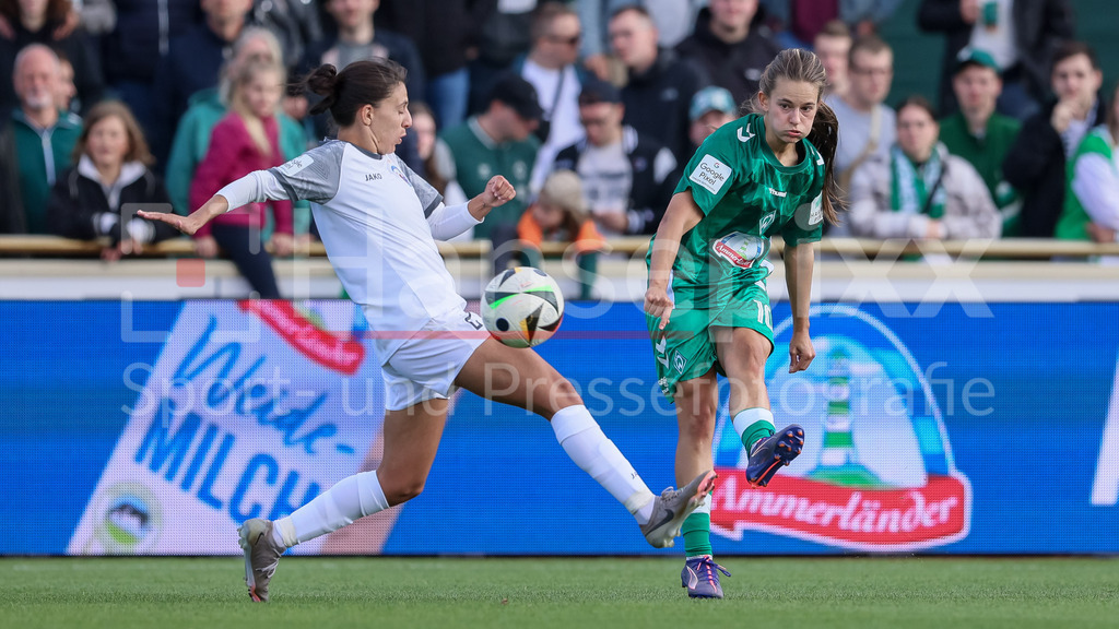 Fussball, Google Pixel Frauen-Bundesliga, SV Werder Bremen - 1. FFC Turbine Potsdam | v.li.: Shahar Nakav (1. FFC Turbine Potsdam, 2) und Tuana Mahmoud (SV Werder Bremen, 10) im Zweikampf, Duell, Dynamik, Aktion, Action, Spielszene