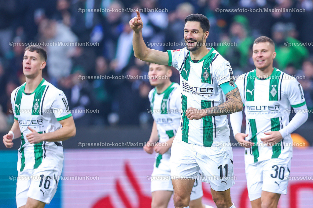 BMG14122401015 | 14.12.2024, Fußball, Borussia Mönchengladbach - Holstein Kiel, 1. Fußball Bundesliga, Borussia-Park, Saison 2024 2025: Torschütze Tim Kleindienst (Mönchengl. #11) trifft Kopfball Tor zum 1:0. Torjubel nach dem Treffer zusammen mit Philipp Sander (Mönchengl. #16) und Nico Elvedi (Mönchengl. #30)DFB regulations prohibit any use of photographs as image sequences and or quasi-video.