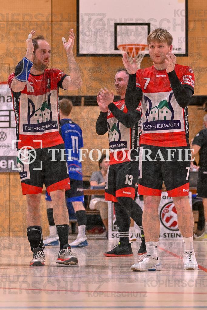 GER, SG Maulburg/Steinen - SG Walkirch/Denzlingen, Handball, Landesliga, 25. Spieltag, Saison 2023/2024, 27.04.2024 | Daniel Winkelbeiner (SG Maulburg/Steinen, #15), Andre Leuchtmann (SG Maulburg/Steinen, #13), Jonas Wandele (SG Maulburg/Steinen, #07)

GER, SG Maulburg/Steinen - SG Walkirch/Denzlingen, Handball, Landesliga, 25. Spieltag, Saison 2023/2024, 27.04.2024

Foto: TH Fotografie/Thomas Hess