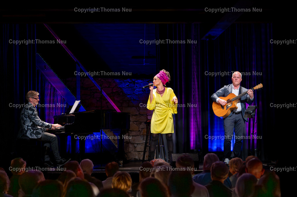 Kultursalon-Lorsch-Theater-Sapperlot-Fotografie-Thomas-Neu_11 | ble, Kultursalon Lorsch, Theater Sapperlot., Die Sängerin Monia wurde vom Gitarissten Andreas Botz begleitet und von Daniel Helfrich, Bild: THomas Neu