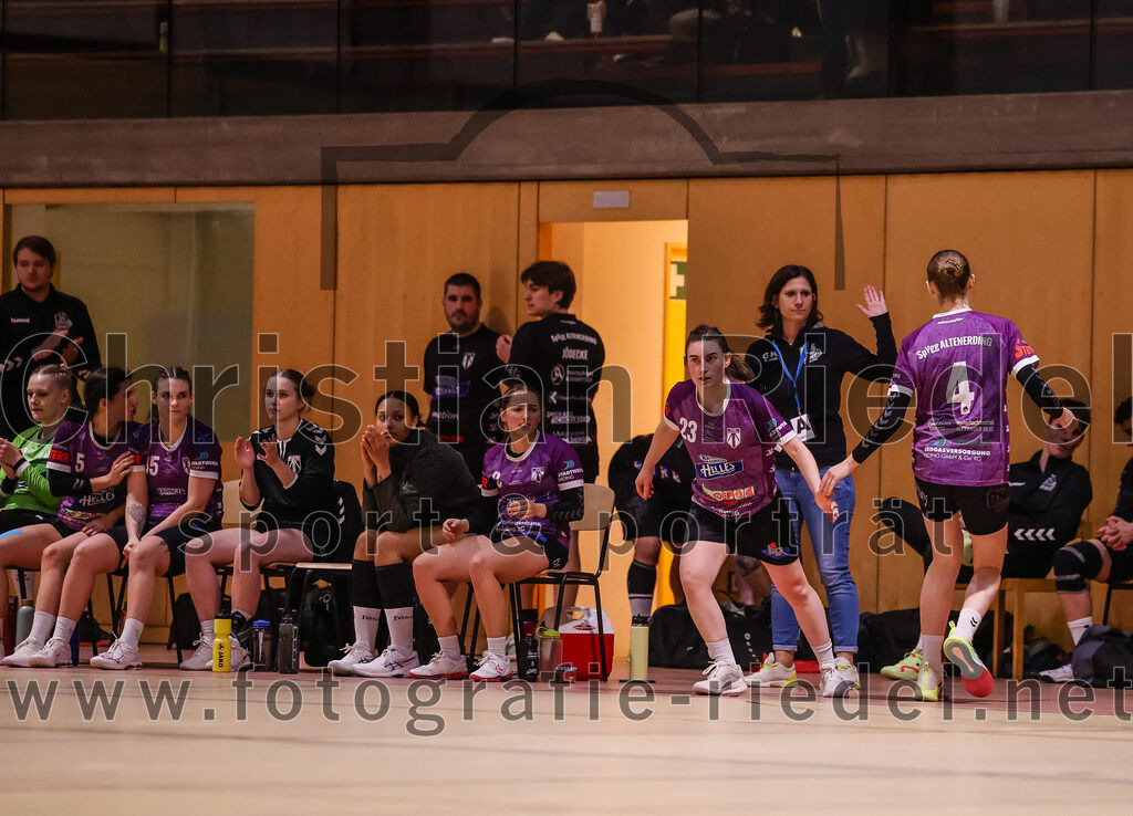 2025-02-15_083_SpVgg_Altenerding_gegen_MTV_Pfaffenhofen | Erding, Deutschland, 15.02.2025:Handball, Bezirksoberliga Frauen Altbayern 2024 / 2024, 14. Spieltag, SpVgg Altenerding gegen MTV Pfaffenhofen, Endergebnis: 27:23Lena Prem (SpVgg Altenerding, #8), Katharina Künstner (SpVgg Altenerding, #23), Greta Felbinger (SpVgg Altenerding, #4)Foto: Christian Riedel / fotografie-riedel.net
