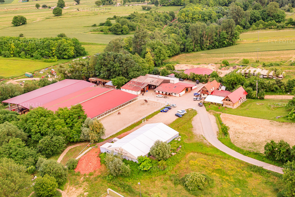 Vue aérienne: Haras De La Née à Neewiller-près-Lauterbourg dans le département Bas Rhin, France.Photo: IMG_28749.jpg prise le 14/06/2010 par Werner Riehm/FLY-FOTO.euRésolution de l'original: 4752 x 3168 pxHaras de la Nee équitation chevaux concours