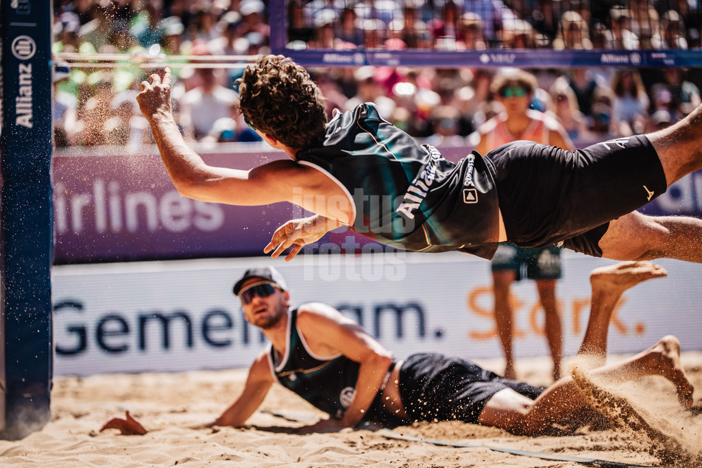 Beachvolleyball | Männer | Allianz German Beach Tour 2025 | Tourstop Düsseldorf | 11.05.2025 | oben fliegt Lui Wüst in der Luft unten Paul Henning