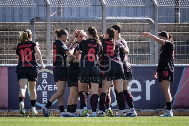Google Pixel Frauen-Bundesliga; Bayer 04 Leverkusen - SC Freiburg, 26.04.2026 | Torjubel nach dem 3:0 per Elfmeter durch Cornelia Kramer (Bayer 04 Leverkusen, 7); Bayer 04 Leverkusen - SC Freiburg an Spieltag 23 der Google Pixel Frauen-Bundesliga am 26.04.2026 im Ulrich-Haberland-Stadion in Leverkusen (Nordrhein-Westfalen). DFL REGULATIONS PROHIBIT ANY USE OF PHOTOGRAPHS AS IMAGE SEQUENCES AND/OR QUASI-VIDEO.