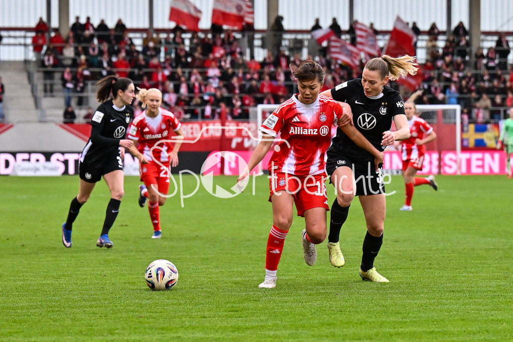 FC Bayern München - VfL Wolfsburg | MUNICH, GERMANY - 22. FEBRUARY: im Duell Momoko TANIKAWA (FC Bayern Munich 18) und Sarai LINDER (VfL Wolfsburg Frauen 39) während dem Spiel zwischen den Frauen des FC Bayern München und den Frauen des VfL Wolfsburg am 19. Spieltag der Google Pixel Frauen-Bundesliga am FC Bayern Campus