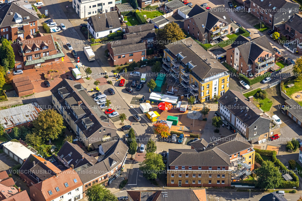 Voerde241009538 | Luftbild, Wochenmarkt auf dem Dorfplatz Friedrich-Wilhelm-Straße, Spellen, Voerde, Niederrhein, Nordrhein-Westfalen, Deutschland
